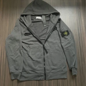 Stone Island Hoodie - Säljer denna då jag fick i present av min vän men passar ej mig! Den är u helt nytt skick och är till god användning! Skriv innan köp!