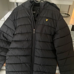 LYLE & SCOTT JUNIOR JACKA  - Säljer min jacka för den kom i fel storlek, använd ett fåtal gånger precis som ny. Storlek 12/13 years. Köpt för 1200