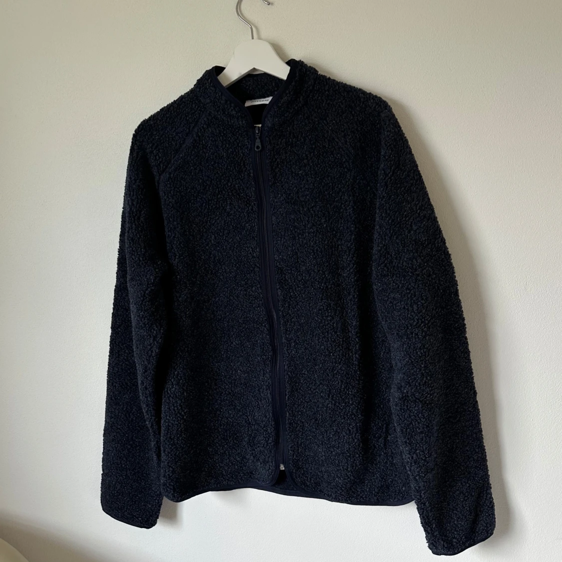 Mörkblå teddyjacka från Weekday