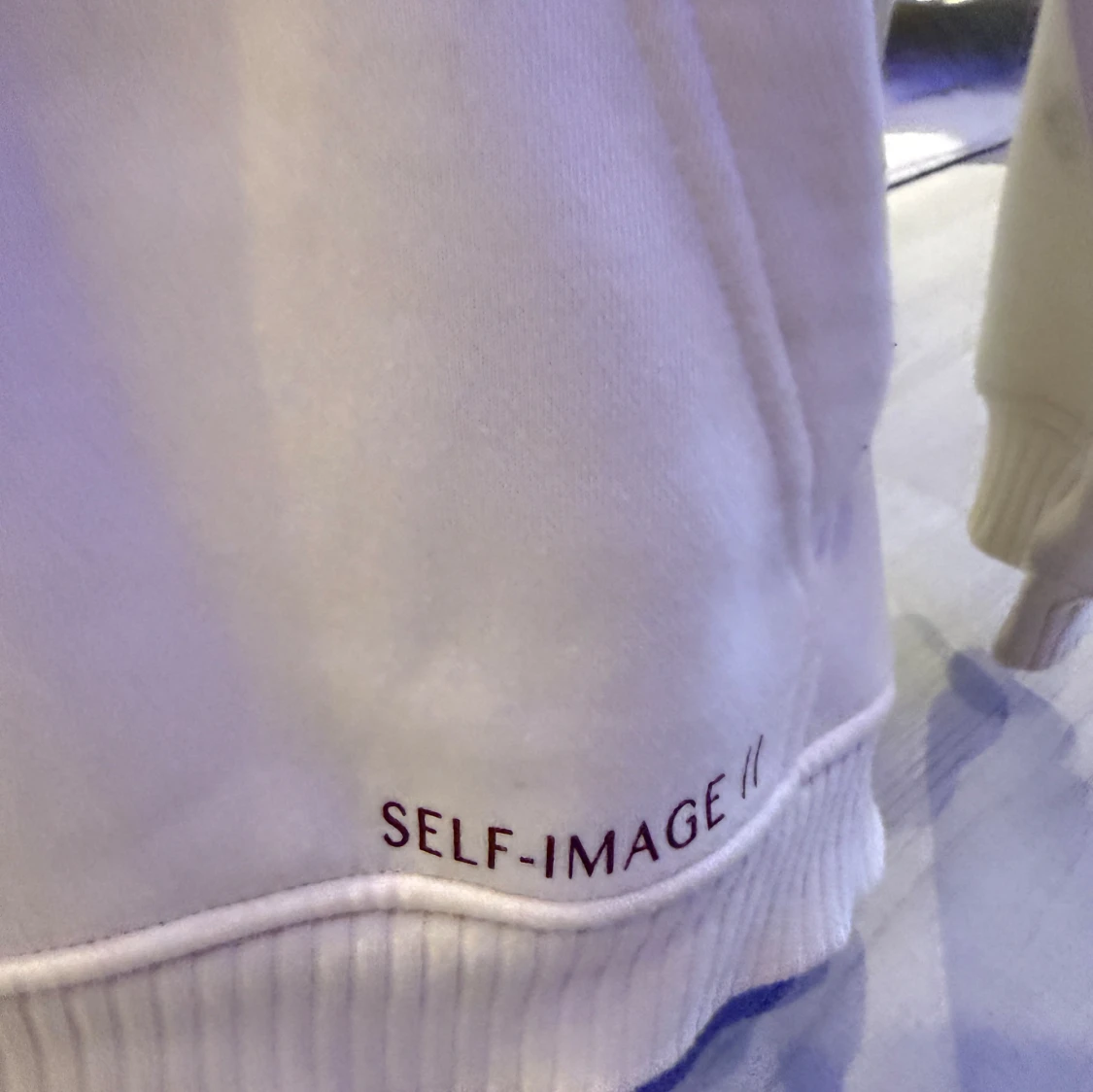 Vit hoodie med text SELF-IMAGE - 1