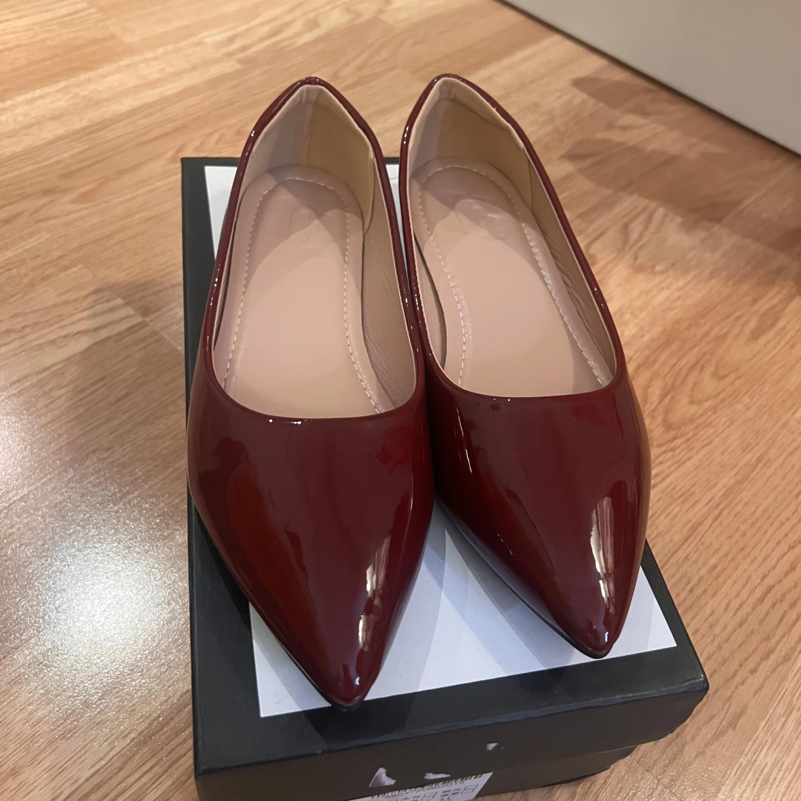 Vinröda ballerinaskor med spetsig tå - 4