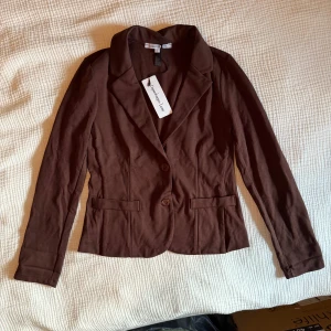 Copenhagen Luxe brun kavaj, storlek S ny med prislapp - Brun kavaj med två knappar fram och två fickor. Kavajen är från Copenhagen Luxe.  Storlek: S Skick: Helt ny med prislapp