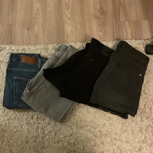 Jeans 👖 pack - 4 par jeans 👖 till ett riktigt bra 👍 pris vid intresse så fråga om bild på jeansen eller läg ett prisförslag men det är 5 par jeans Levis dressman Kappahl 