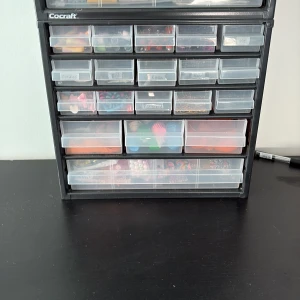 Cocraft Förvaringslåda med Fack - Praktisk förvaringslåda från Cocraft med flera genomskinliga fack för smådelar. Perfekt för elektronikkomponenter, skruvar eller hobbytillbehör. Några mellanväggar finns. Köpt för 180kr styck (finns att köpa 2)