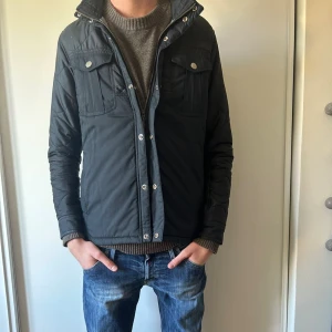 G-Star field jacka - Säljer en snygg quiltad/field jacka från G-star ⭐️. Jackan är i topp skick. Jackan passar perfekt nu till hösten och passar bra till allt! Priset på jackan är 400 kr