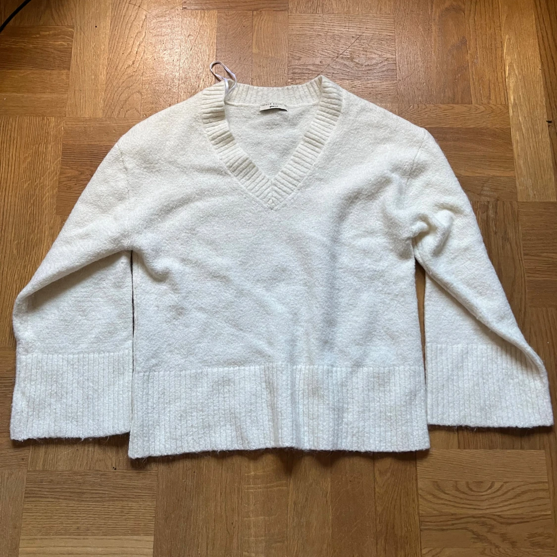 Vit stickad v-ringad tröja från Gina Tricot - 1