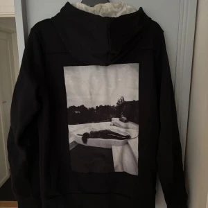 Limitato zip hoodie - Tjena! Säljer nu denna riktigt feta Limitato zip hoodie med ett riktigt fett motiv på baksidan. Tröjan är i väldigt fint skick och storleken är S men passar även M för övriga frågor skriv till oss😁🙌🏽