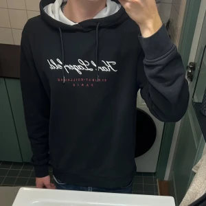Svart hoodie från Karl Lagerfeld - Tja, säljer min Karl Lagerfeld hoodie. Hoodien är använd men i väldigt gott skick. Köpte den för ca 2 år sedan från Miinto för runt 1800kr. Tveka inte på att höra av er eller ställa frågor! 