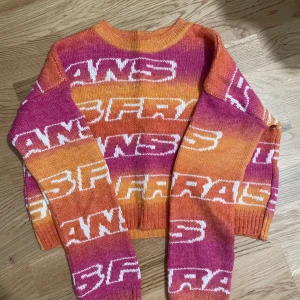 Färgglad stickad tröja från Ietsfans - .