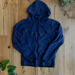 Nike Tech Fleece - Säljer denna mörk blåa Nike Tech Fleecen då den inte passar mig längre. Har använts sparmsamt och används ett par gånger, skick 7/10. Pris är ej spikat i sten. Skriv vid funderingar / bilder 😁