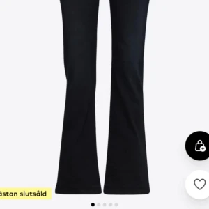 Svarta bootcut jeans från Valerie - Snygga svarta jeans från Valerie med klassisk femficksdesign och bootcut-ben. Jeansen har låg midja och är tillverkade i ett stretchigt bomullsmaterial som sitter skönt. Perfekta för dig som gillar en tidlös och trendig look.