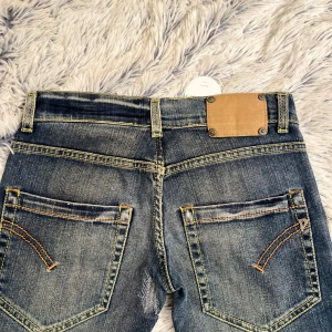 Dondup jeans - Ett par riktigt feta Dondup jeans! Modell: Dionis, Stl: W25, skador: de är avklippta, nypris: ca 3000kr.