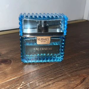 Versace man eau fraiche parfym -  Riktigt fräsch och bra parfym. Använd några gånger bara finns cirka 40 ml kvar. 