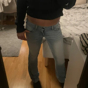 Ljusblå jeans från Hollister - Säljer ett par ljusblå lowwaist jeans från Hollister med skitsnygga bakfickor. De är i nyskick och går inte att köpa i Sverige❤️