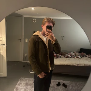 Olivgrön teddyjacka / pilot jacka / field jacka -  Hej, vet inte vad det är för jacka och den har inget märke men jag fick den av min morbror!  Den är i jätte bra skick och har aldrig använts typ.  Storleken stämmer typ men skulle säga xs/s. Skriv gärna om du undrar något😃