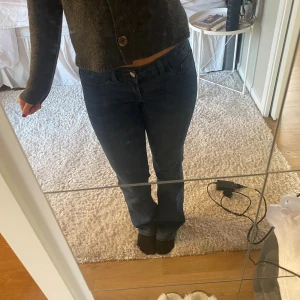 Blå bootcut jeans från JDY, small - Snygga blå jeans från JDY i bootcut-modell med klassisk femficksdesign. Jeansen har normal passform och är tillverkade i stretchigt denimtyg för extra komfort. Perfekta för dig som gillar en tidlös look med lite utsvängda ben.