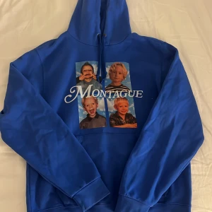 Blå Montague hoodie med tryck - Säljer denna jätte fina blåa hov1 montague hoodien då den inte kommer så mycket till användning längre. Storlek M. Pris kan diskuteras🩷
