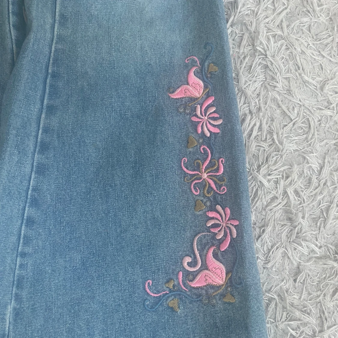 Blå jeans med broderade blommor - 1