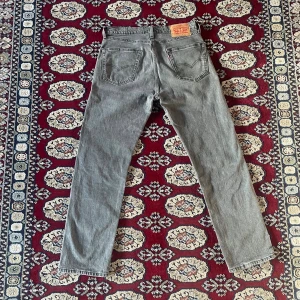 Grå Levi's 505 jeans straight fit - Säljer ett par grå Levi's 505 jeans med klassisk rak passform. Ordinarie pris 1000kr