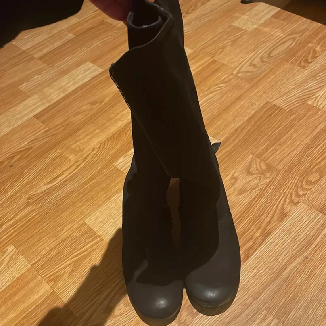 Svarta stövlar med rosettdetalj - 3