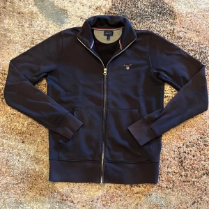 Gant fullzip/cardigan - Tjena, säljer nu en riktigt schyssta gant fullzip i toppen skick utan defekter🙌 vid frågor och funderingar skriv gärna👍
