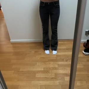 Svarta bootcut jeans från Gina Tricot - Säljer ett par svarta bootcut jeans från Gina Tricot, modell Perfect Jeans. De har klassisk femficksdesign, snygga detaljer på bakfickorna och är i stretchigt jeanstyg. Jeansen är aldrig använda och är låga i midjan. Köptes för 500 och säljs för 249