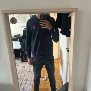 CDG hoodie - Riktigt snygg CDG-hoodie! Tyvärr saknas snörena och originaldragkedjan eftersom den gick sönder och inte har kunnat ersättas. Passar dig som är runt 170–175 cm. Hör gärna av dig vid frågor eller om du vill ha fler bilder! Pris kan diskuteras!