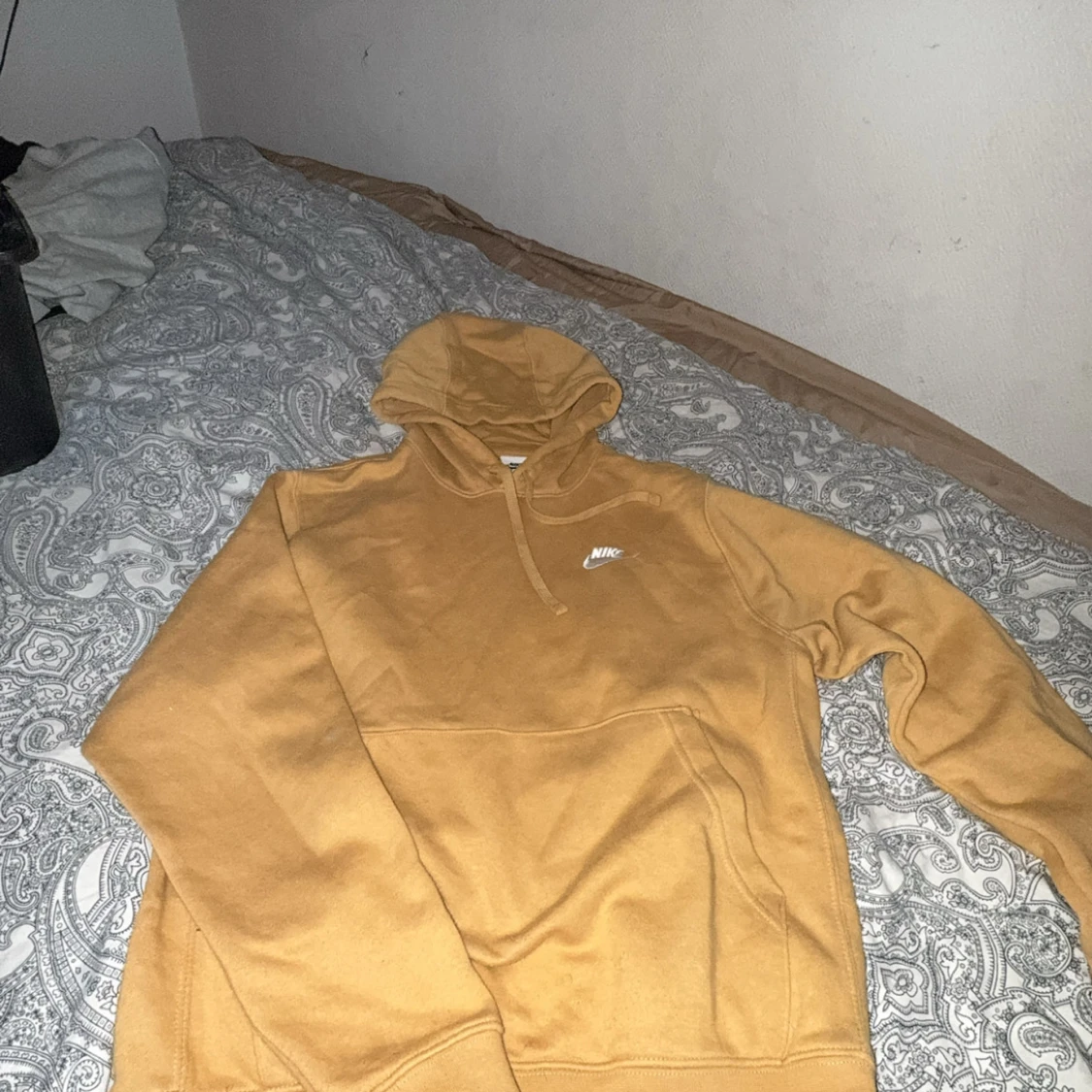 Mustardgul Nike hoodie med huva