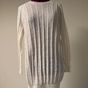 Vit kabelstickad tröja från Whyred XS - Supersnygg vit kabelstickad tröja från Whyred i storlek XS. Tröjan har lång ärm, rund hals och är gjord i en mjuk mix av mohair, ull, nylon och akryl. Perfekt för lager på lager och ger en clean, klassisk look.