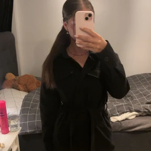 Svart overshirt från Bik Bok i ullmix - Säljer denna svarta kappa från bik bok då den inte kommer till användning längre! 