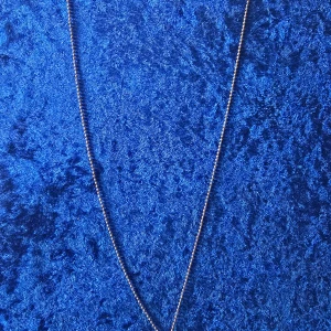 Halsband med hjärthänge i guldfärg - Snyggt halsband med kulkedja i guldfärg och ett hjärtformat hänge täckt av detaljerade blommor. Perfekt accessoar för dig som gillar romantiska och unika smycken med mycket detaljer.