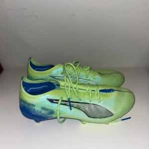 Puma fotbollsskor limegrön/blå strl 39 - Puma fotbollsskor specialiserade för den kvinnliga foten. Vann dessa på Gothia men tyvärr passade de inte mig! Skorna är inte släppta på Pumas hemsida ännu och har ett värde på ca 2500kr!