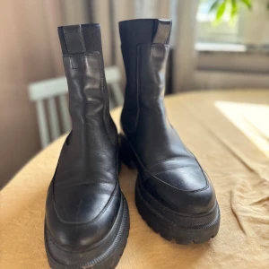 Boots från Arket  - Så snygga skor från Arket i läder strl 37. Smalt skaft och chunky sula. Använda men i fint skick. 