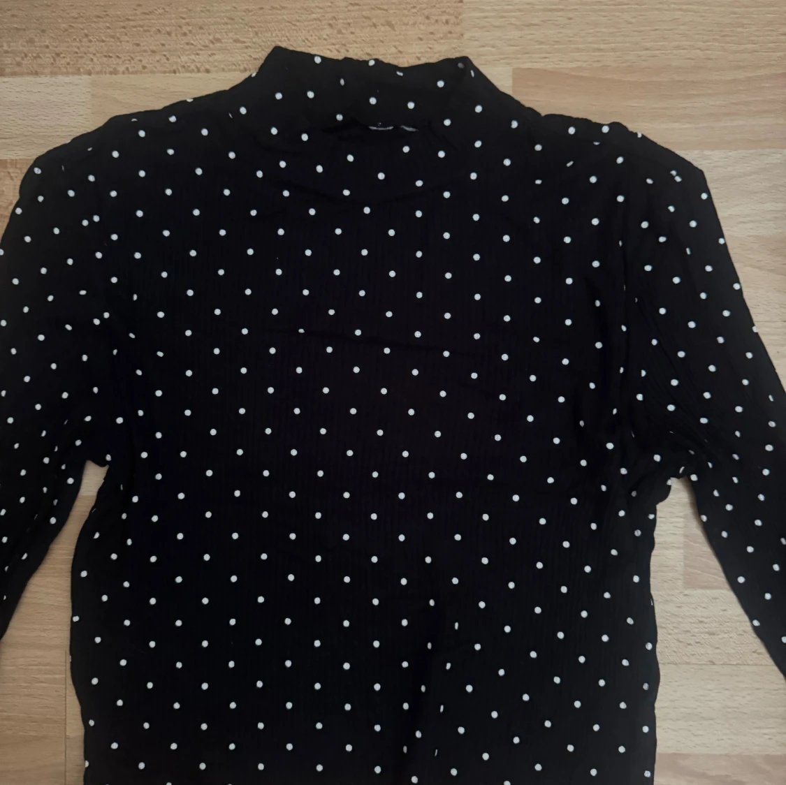 Svart prickig polotopp - 1