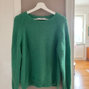 Tröja från Sibin Linnebjerg - Så fin tröja i ljuvlig färg från danska Sibin Linnebjerg. Strl S. Köpt på Grandpa i Stockholm. Dyr i inköp. Sparsamt använd. 