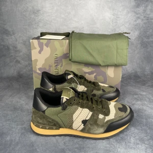 Valentino Rockrunner  - Skick: 9/10, som nya. | Ingår: Skor, Box dustbags, extra laces and cards. | Nypris: +- 7000 SEK.