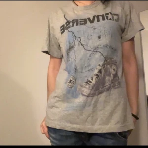 Grå Converse t-shirt med tryck - Kommer ej till användning längre 