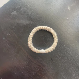 Vit glittrig Kknekki - Använt skick men ändå fin!