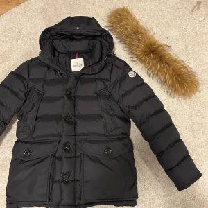 Moncler jacka  - Säljer en fin vinterjacka från Moncler till ett superbra pris! Det är en jacka som man kan ha både med päls och utan. Storlek 2 vilket motsvarar M! Mycket bra skick på jackan och den håller dig varm! Skriv för intresse och mer info!