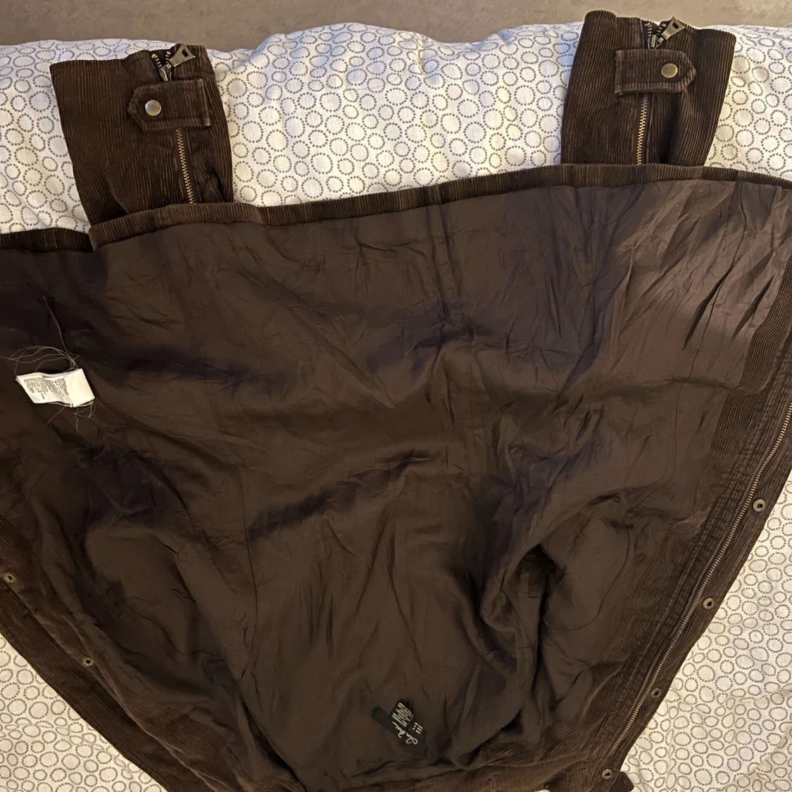 Brun figursydd manchesterjacka  med knappar o spännen - 2