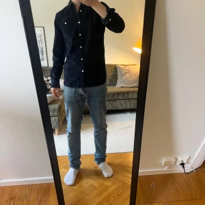 KnowledgeCottonApparell Skjorta - Stilren skjorta från KCA. Aldrig använd. Nypris: ca 1000kr.  Storlek: Small  Fraktar inom 24h! 💫