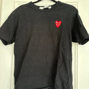 T shirt från Comme des garcons  - Snygg t shirt bra skick 