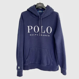 Polo Ralph Lauren Hoodie - Riktigt fet och eftertraktad Ralph Lauren hoodie! Bra skick, inga defekter. Storlek S. Kontakta mig för fler frågor och funderingar!