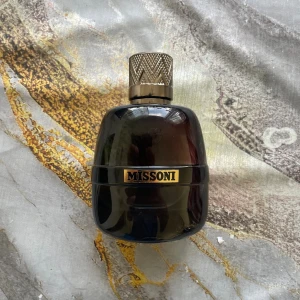 Missoni Eau de Parfum 100ml - Stilren Missoni Eau de Parfum, 100ml. Perfekt för dig som vill sticka ut med en exklusiv doft. Flaskan är en tester och tillverkad i Italien.