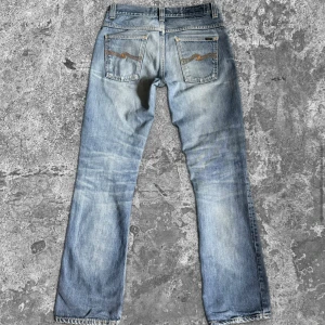 Vintage nudie bootcut ola - Asfeta nudie jeans i modellen bootcut ola. Sitter som en slim bootcut. Jeansen har riktigt nice fades och bra honeycombing för att inte vara dry eller liknade. Inga defekter, Stl 30/32. Kom gärna med frågor😊