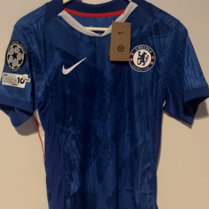 Chelsea Palmer #10 blå fotbollströja - Chelsea FC matchtröja från Nike med Palmer och nummer 10 på ryggen. Tröjan är blå med subtilt mönster, korta ärmar och vita detaljer. UEFA Europa League-märke på ena ärmen och klubbmärke på bröstet. Tillverkad i lätt och ventilerande material.  Replika! Player edition!