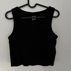 Svart croppad linnetopp - En svart, croppad linnetopp 