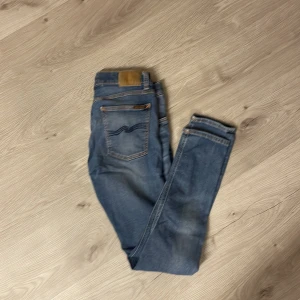 Blå jeans från Nudie Jeans - Snygga blå jeans från Nudie. Perfekta för en avslappnad och trendig look. 