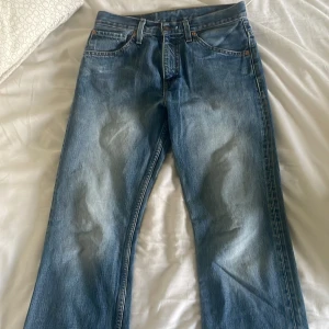 Levi's 507 - Riktigt feta levis 507or i bra skick, det enda är att som sytts upp tidigare och sedan tagits ner igen vilket lämnat en liten rand ses på bild. Annars bra skick storlek W29 L32