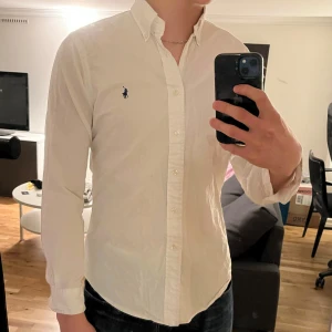 Ralph Lauren skjorta - Tjena! Säljer en riktigt snygg Ralph Lauern skjorta. Den är i väldigt bra skick 10/10. Skjortan är i färgen vit och märket är blått. Storlek M. Den är perfekt nu till våren och sommaren☀️ Nypris runt 1800 kr Hör av dig vid funderingar🙌